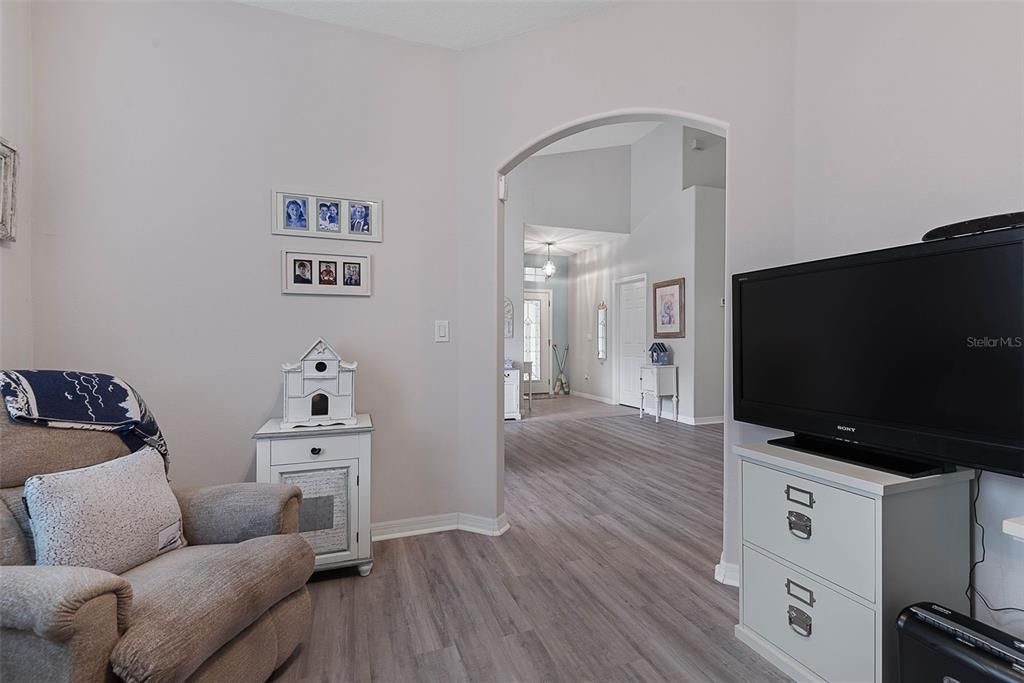 For Sale: $370,000 (2 beds, 2 baths, 1637 Square Feet)