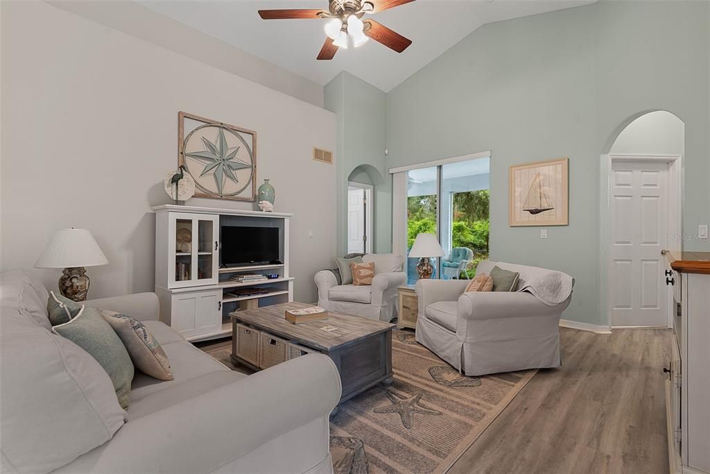 For Sale: $370,000 (2 beds, 2 baths, 1637 Square Feet)