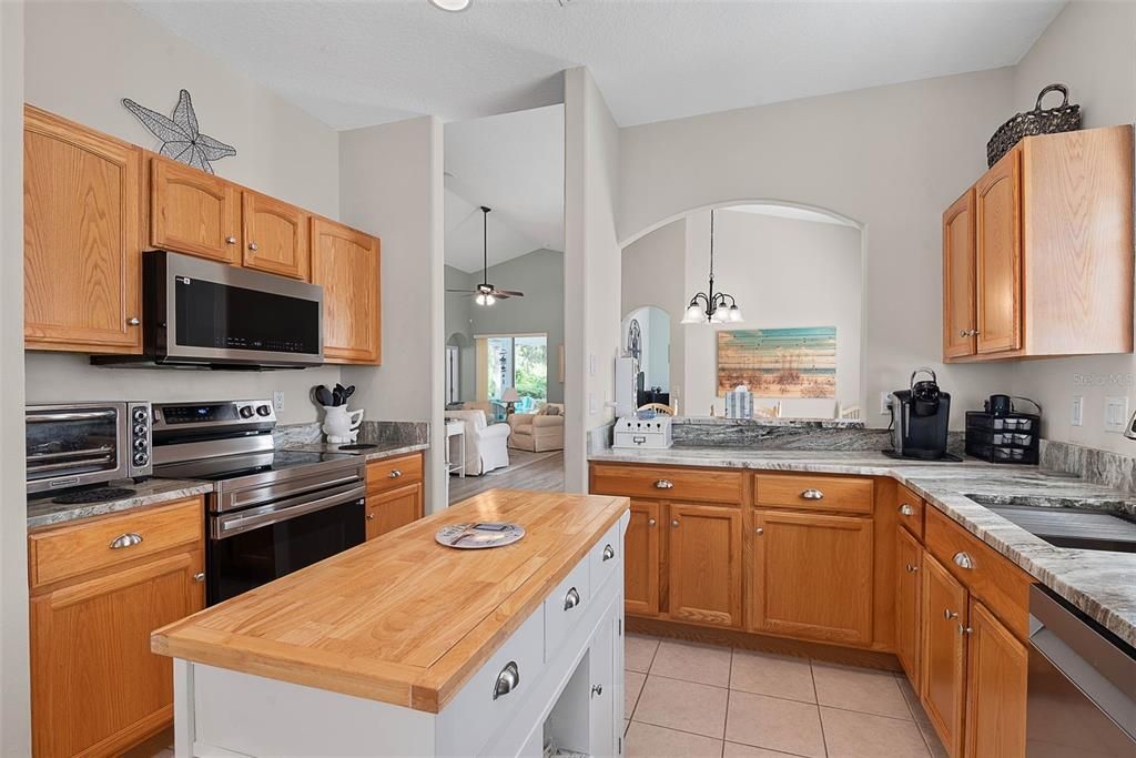 For Sale: $370,000 (2 beds, 2 baths, 1637 Square Feet)