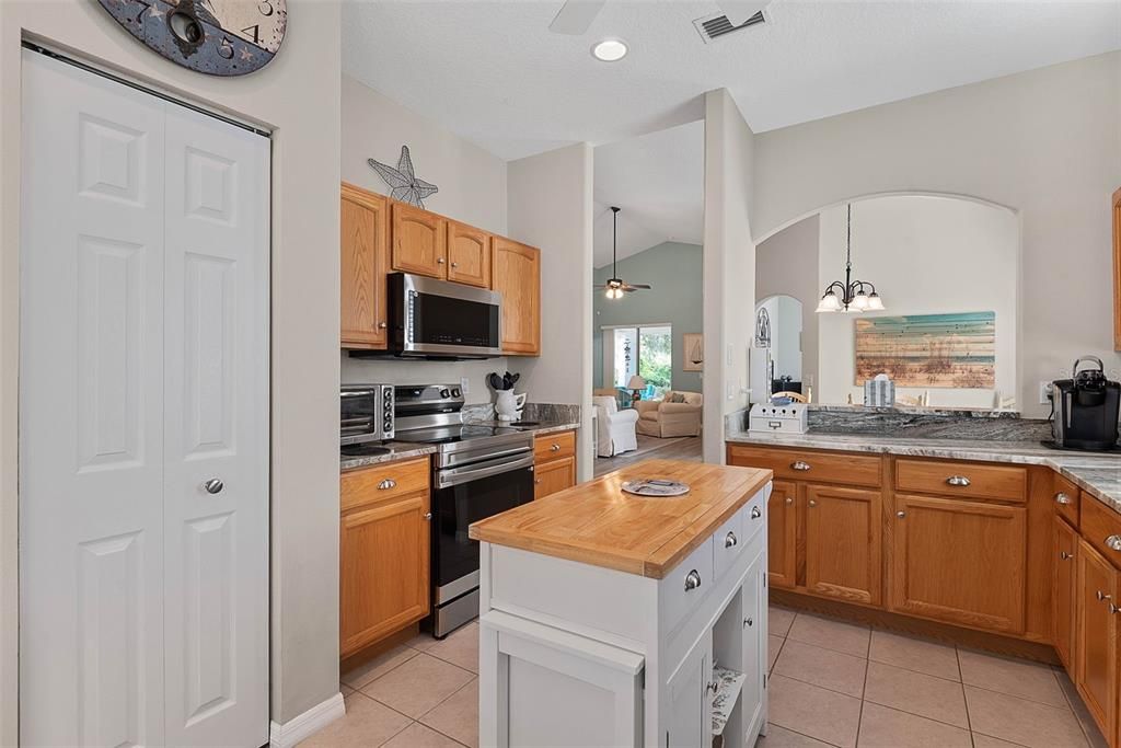 For Sale: $370,000 (2 beds, 2 baths, 1637 Square Feet)