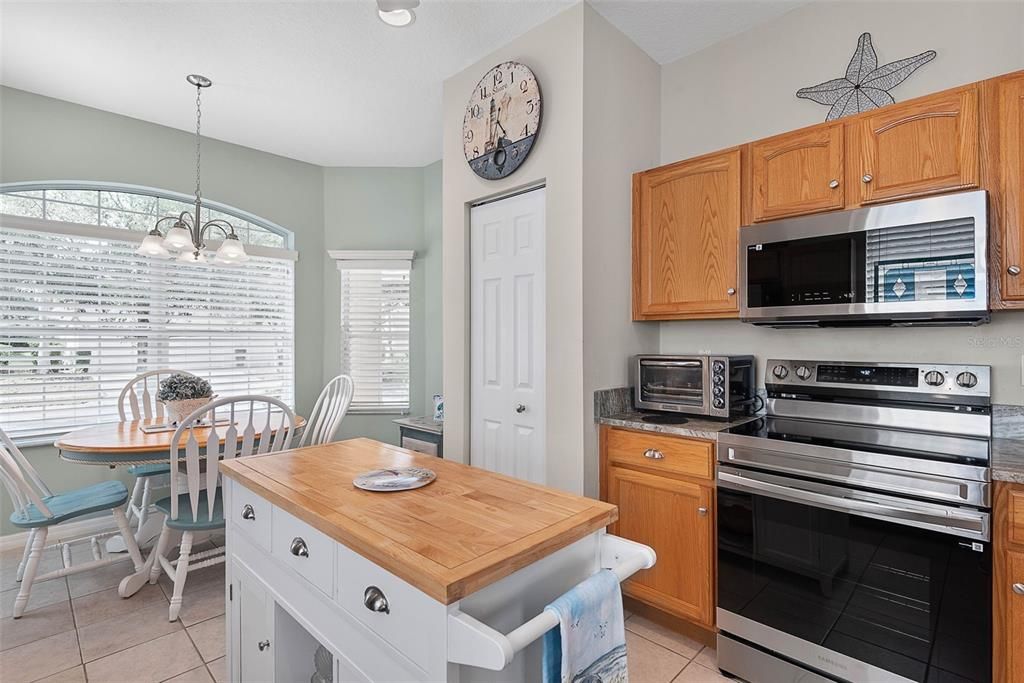 For Sale: $370,000 (2 beds, 2 baths, 1637 Square Feet)