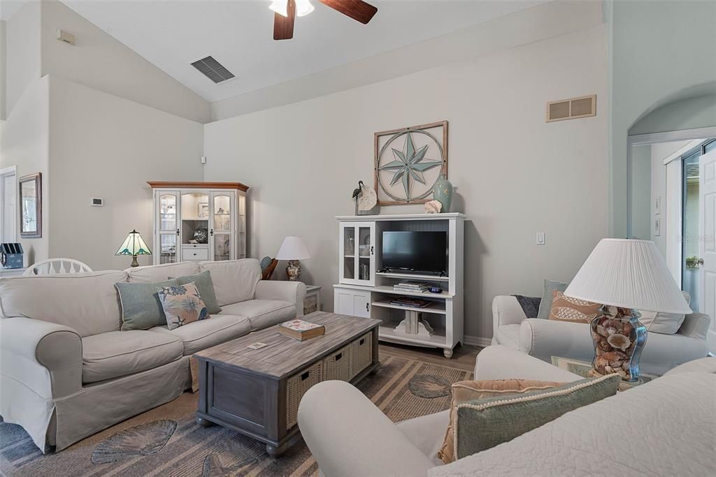 For Sale: $370,000 (2 beds, 2 baths, 1637 Square Feet)