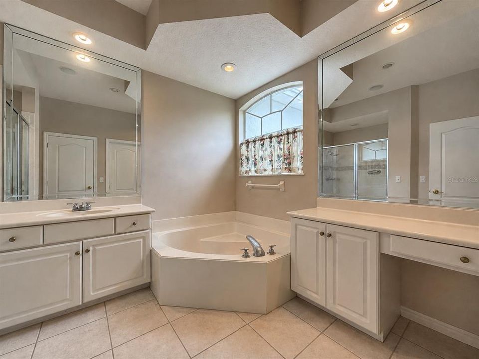 For Sale: $725,000 (5 beds, 4 baths, 2546 Square Feet)