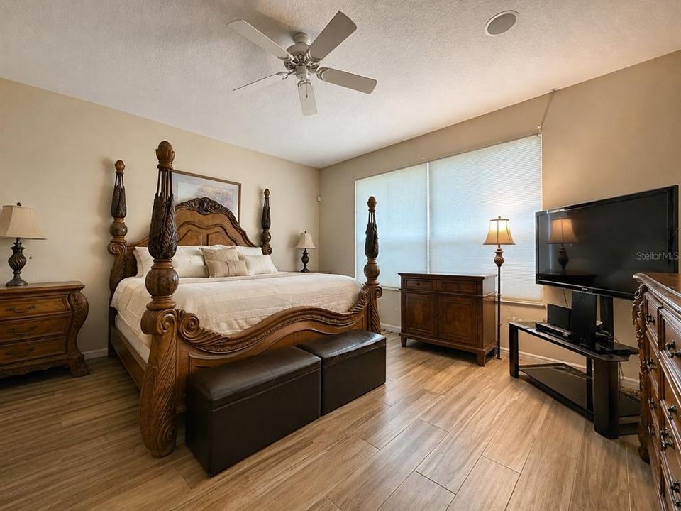 For Sale: $725,000 (5 beds, 4 baths, 2546 Square Feet)