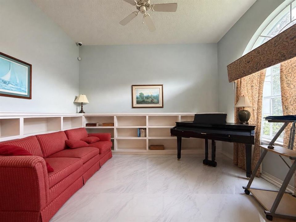 For Sale: $725,000 (5 beds, 4 baths, 2546 Square Feet)