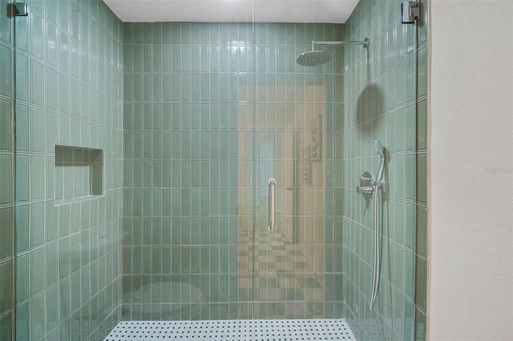 En Venta: $1,599,000 (4 camas, 2 baños, 2709 Pies cuadrados)