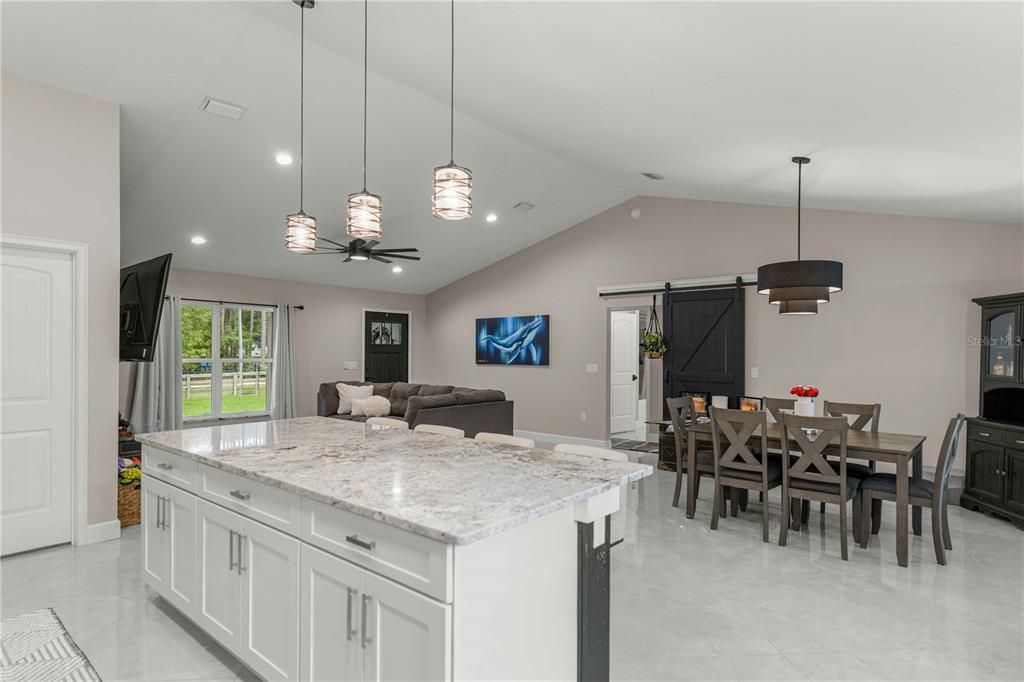 На продажу: $399,900 (3 спален, 2 ванн, 1589 Квадратных фут)