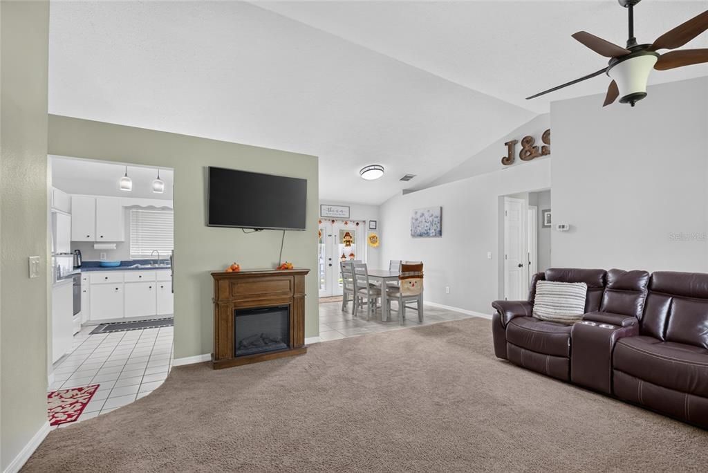 For Sale: $235,000 (3 beds, 2 baths, 1296 Square Feet)