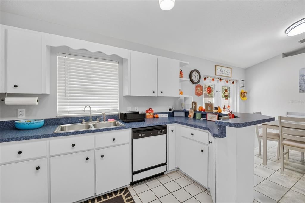 For Sale: $235,000 (3 beds, 2 baths, 1296 Square Feet)