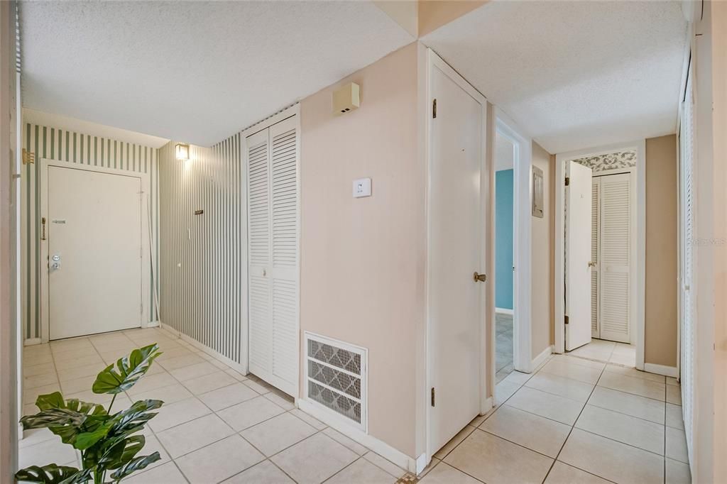 For Sale: $139,900 (2 beds, 2 baths, 1341 Square Feet)
