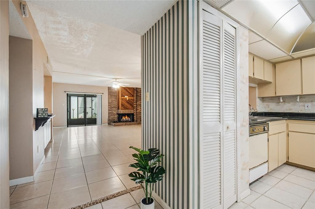 For Sale: $139,900 (2 beds, 2 baths, 1341 Square Feet)