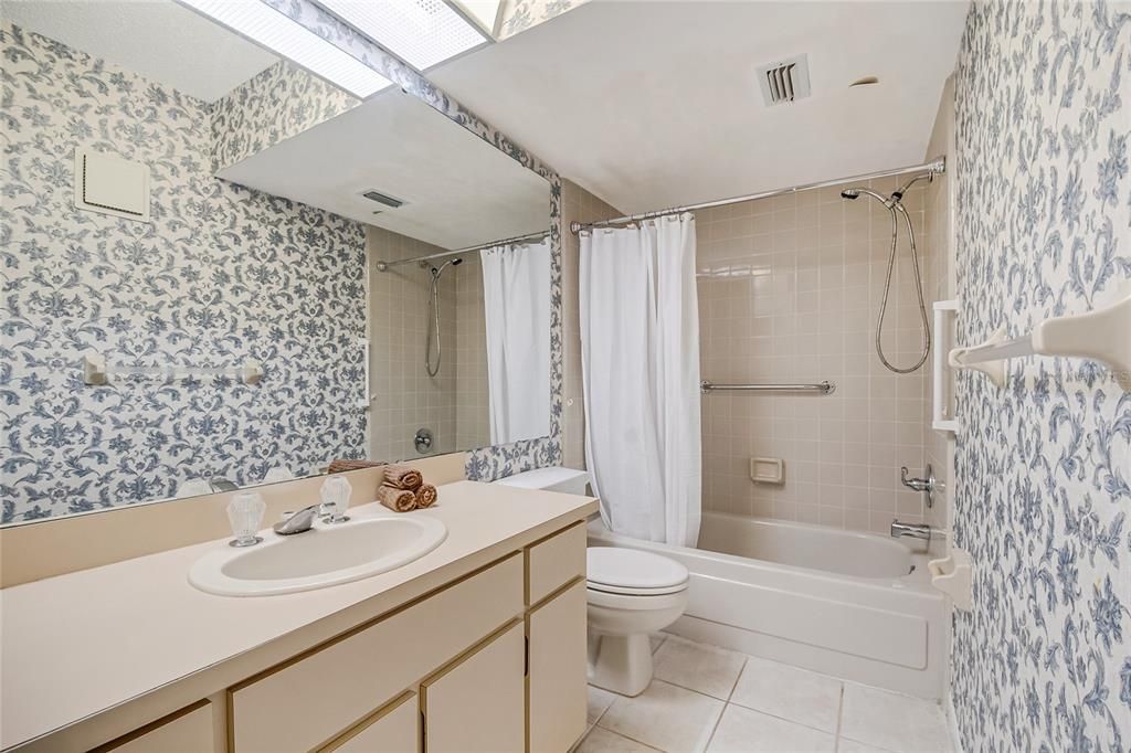 For Sale: $139,900 (2 beds, 2 baths, 1341 Square Feet)