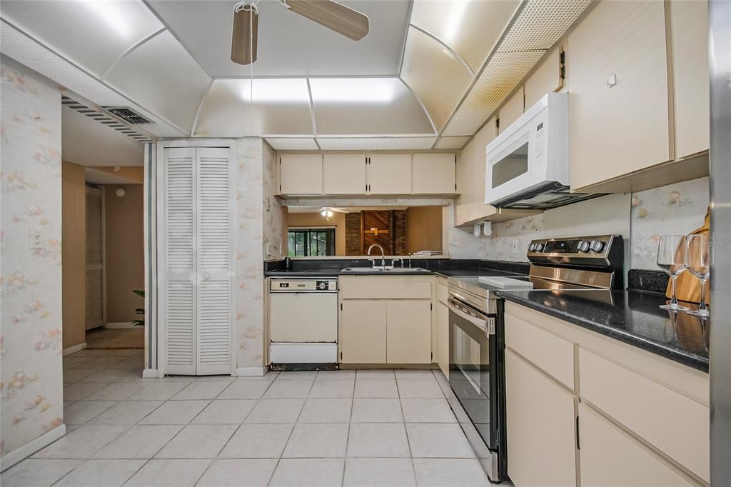 For Sale: $139,900 (2 beds, 2 baths, 1341 Square Feet)