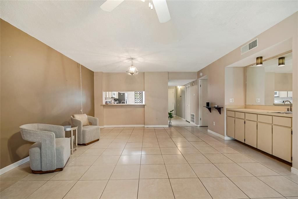 For Sale: $139,900 (2 beds, 2 baths, 1341 Square Feet)