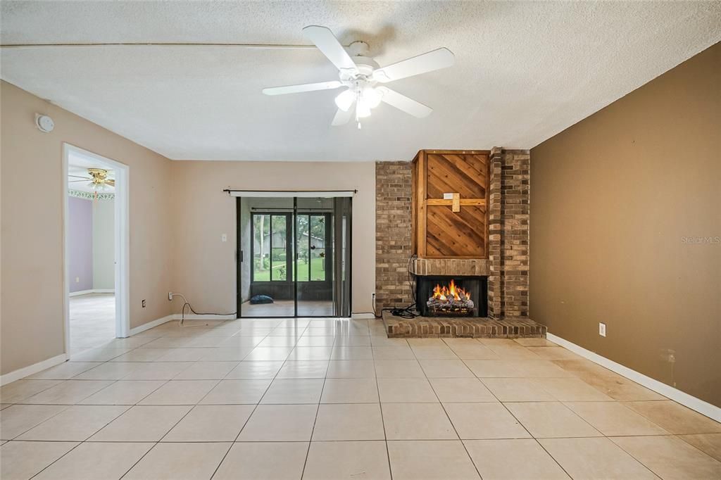 For Sale: $139,900 (2 beds, 2 baths, 1341 Square Feet)
