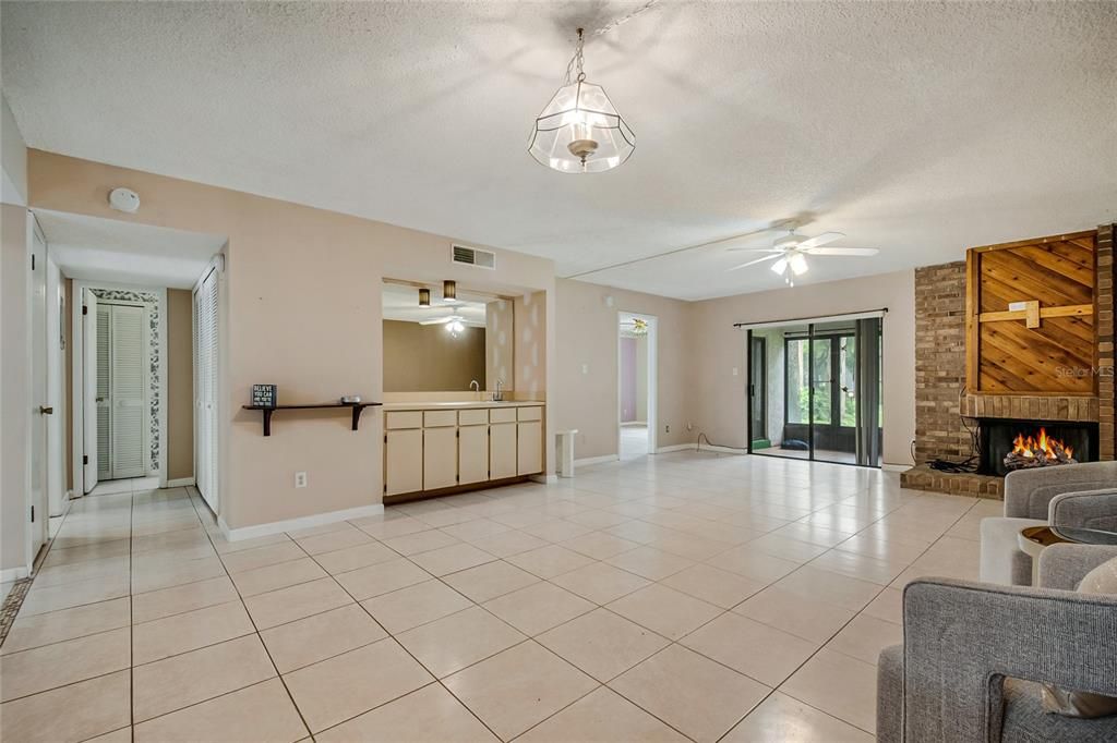 For Sale: $139,900 (2 beds, 2 baths, 1341 Square Feet)