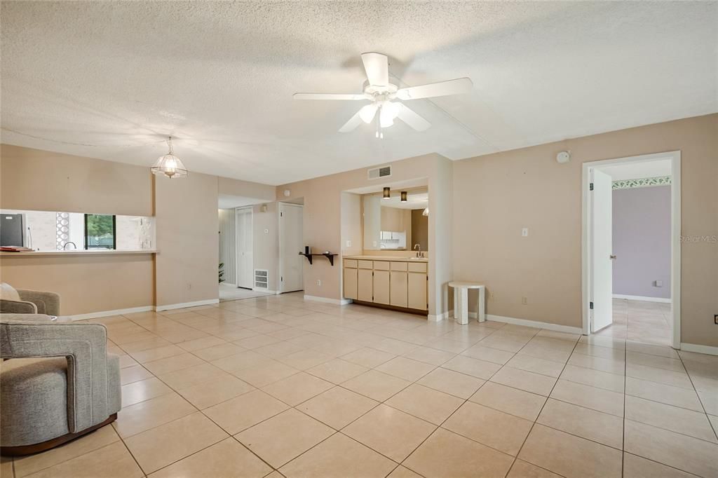 For Sale: $139,900 (2 beds, 2 baths, 1341 Square Feet)