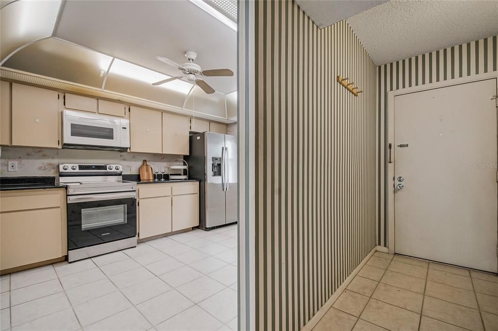For Sale: $139,900 (2 beds, 2 baths, 1341 Square Feet)