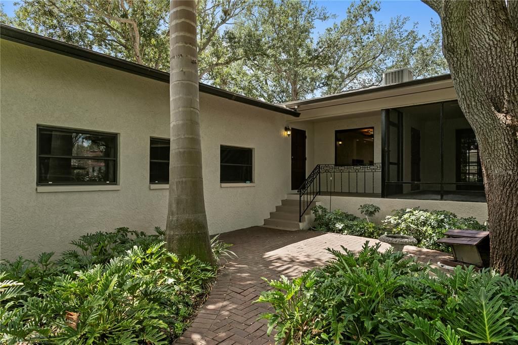 For Rent: $6,000 (3 beds, 2 baths, 2550 Square Feet)