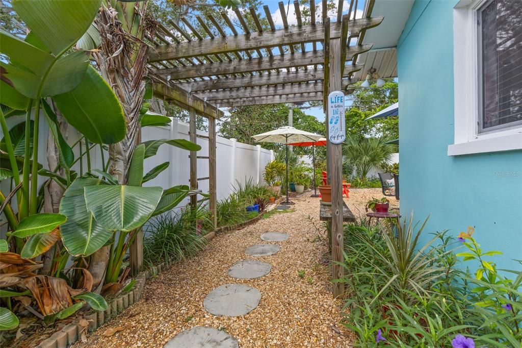 Activo con contrato: $325,000 (2 camas, 1 baños, 1068 Pies cuadrados)
