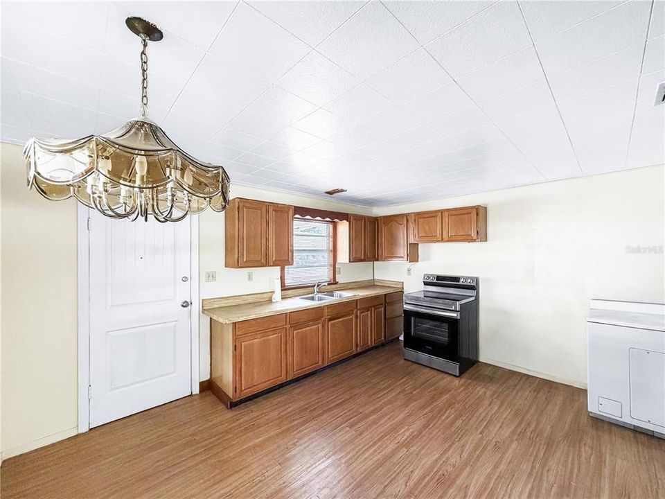 En Venta: $375,000 (4 camas, 2 baños, 832 Pies cuadrados)