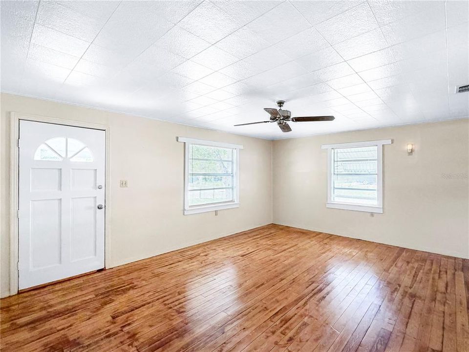 En Venta: $375,000 (4 camas, 2 baños, 832 Pies cuadrados)