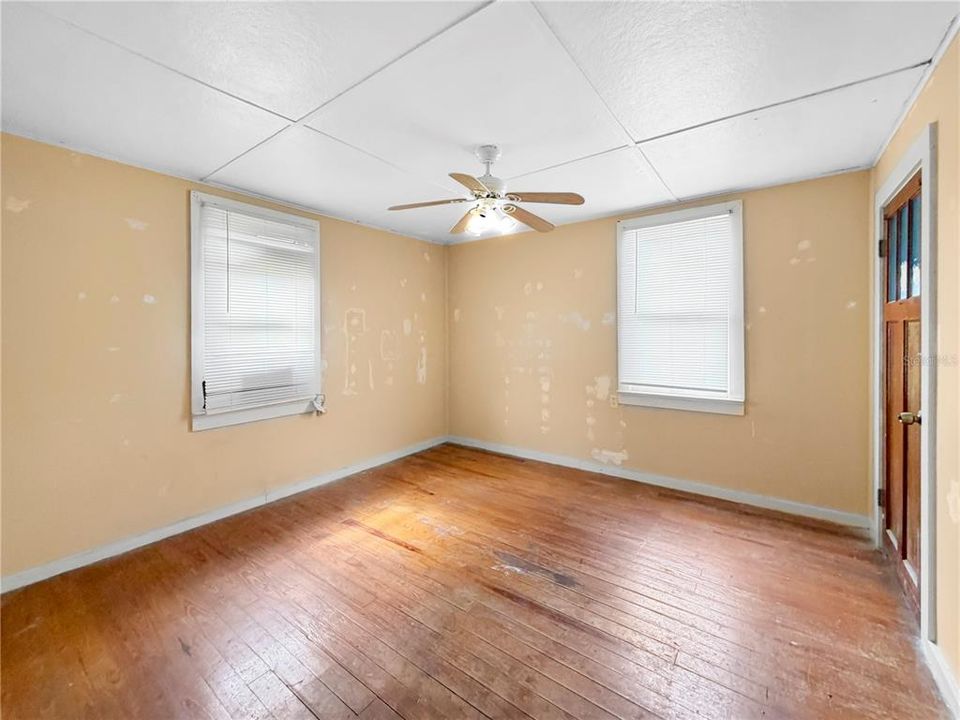 En Venta: $375,000 (4 camas, 2 baños, 832 Pies cuadrados)
