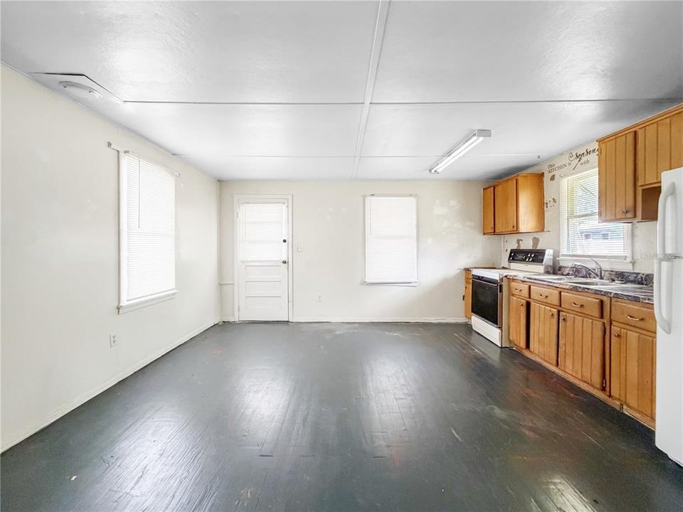 En Venta: $375,000 (4 camas, 2 baños, 832 Pies cuadrados)