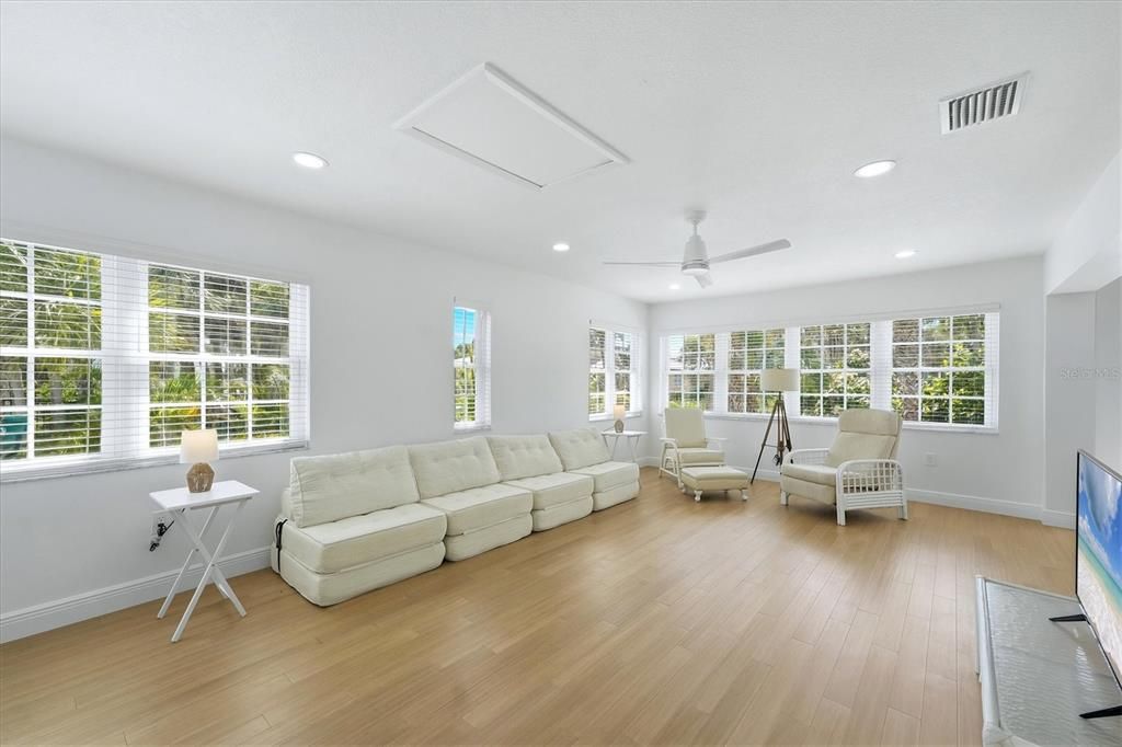 For Sale: $1,300,000 (2 beds, 2 baths, 1979 Square Feet)