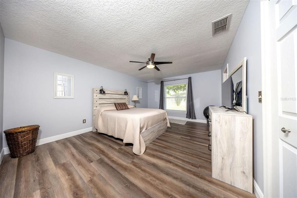 For Sale: $399,900 (3 beds, 2 baths, 1550 Square Feet)