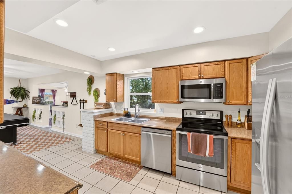 For Sale: $395,000 (4 beds, 2 baths, 1886 Square Feet)