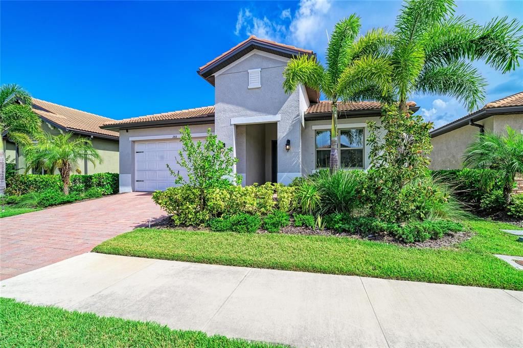 For Sale: $499,900 (3 beds, 2 baths, 1988 Square Feet)
