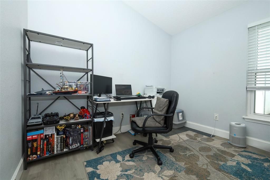 For Sale: $300,000 (3 beds, 2 baths, 1101 Square Feet)