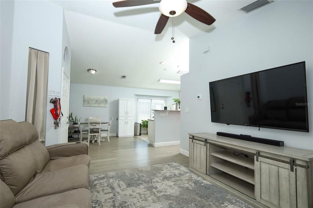 For Sale: $300,000 (3 beds, 2 baths, 1101 Square Feet)