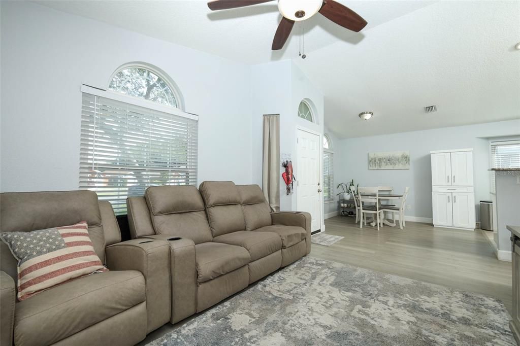 For Sale: $300,000 (3 beds, 2 baths, 1101 Square Feet)