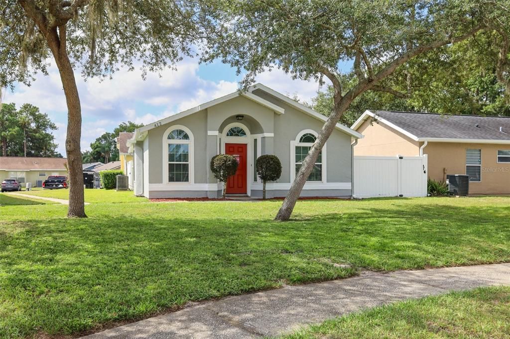 For Sale: $300,000 (3 beds, 2 baths, 1101 Square Feet)