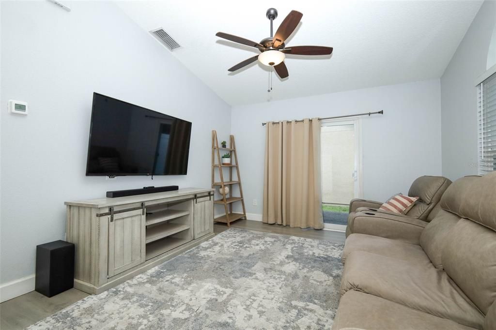For Sale: $300,000 (3 beds, 2 baths, 1101 Square Feet)