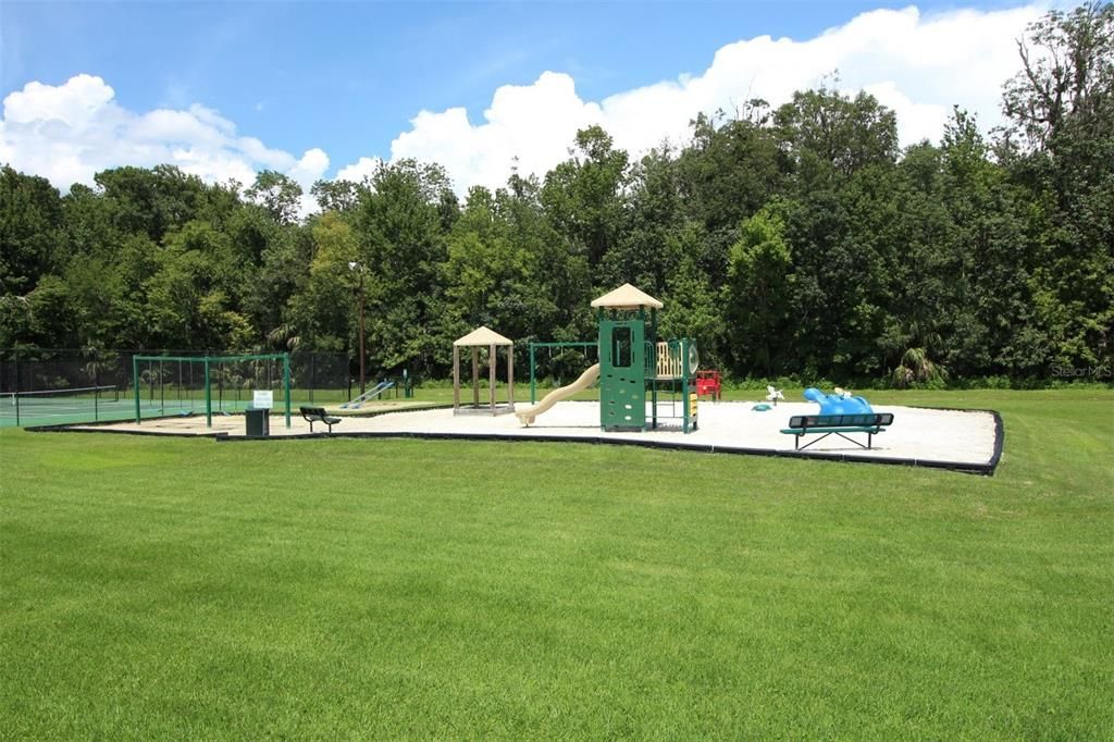 For Sale: $300,000 (3 beds, 2 baths, 1101 Square Feet)