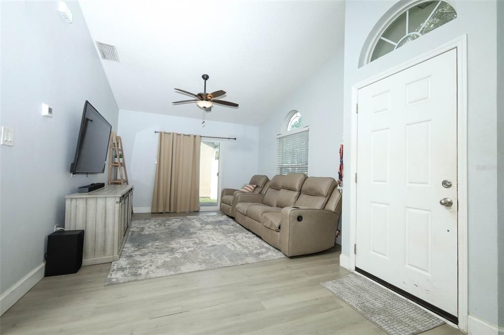 For Sale: $300,000 (3 beds, 2 baths, 1101 Square Feet)