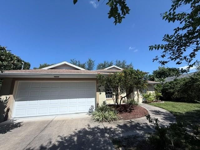 For Rent: $2,595 (3 beds, 2 baths, 1581 Square Feet)