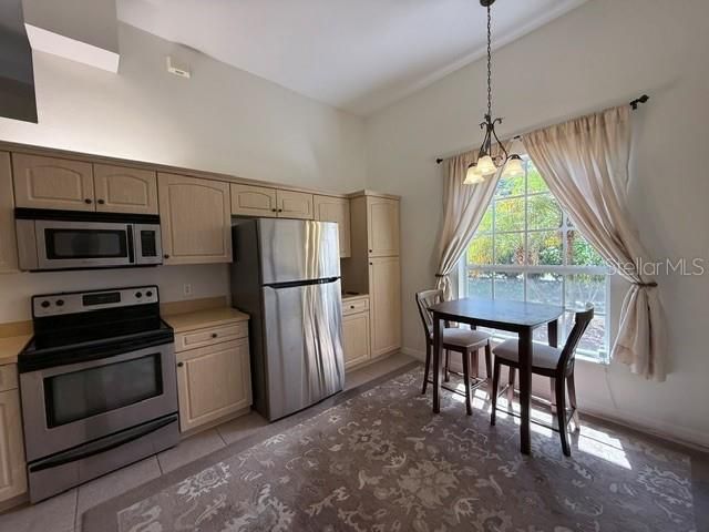 For Rent: $2,595 (3 beds, 2 baths, 1581 Square Feet)