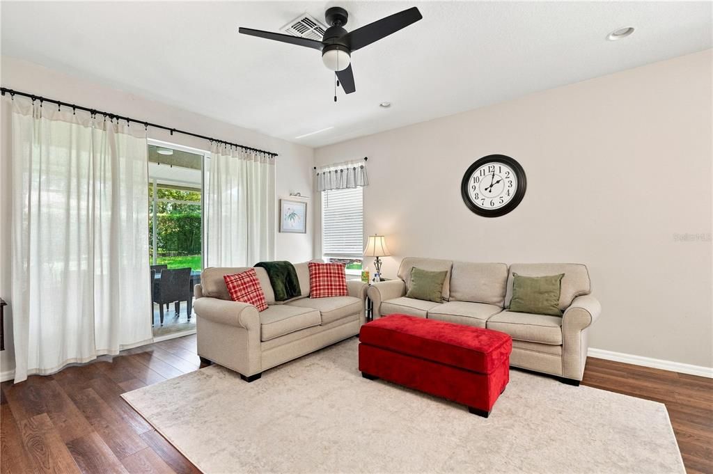 For Sale: $285,900 (2 beds, 2 baths, 1410 Square Feet)