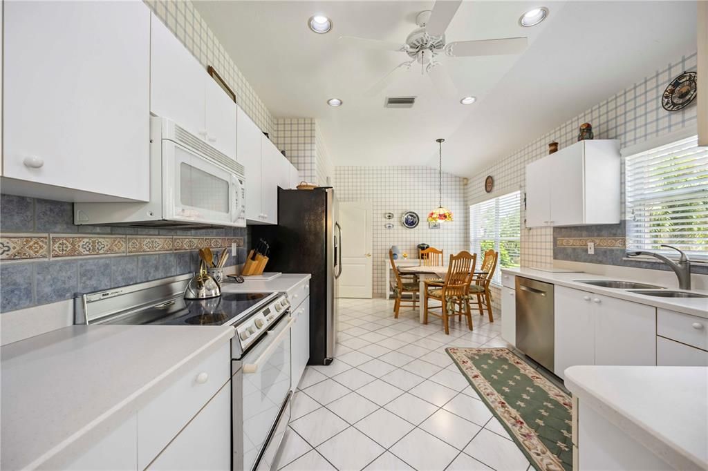 На продажу: $449,000 (2 спален, 2 ванн, 1904 Квадратных фут)