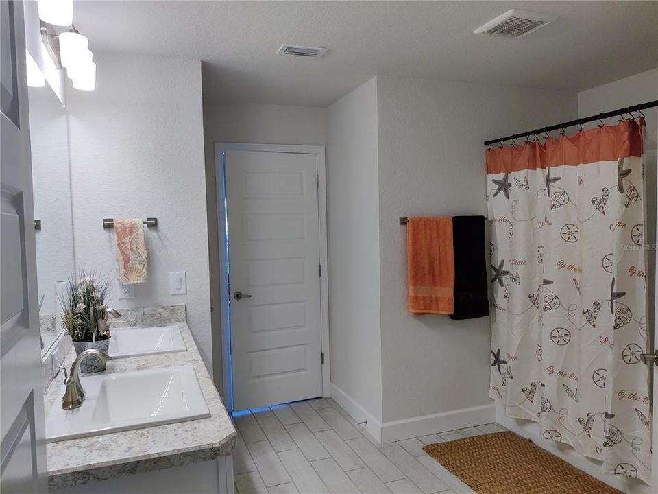 For Sale: $372,250 (4 beds, 3 baths, 2200 Square Feet)