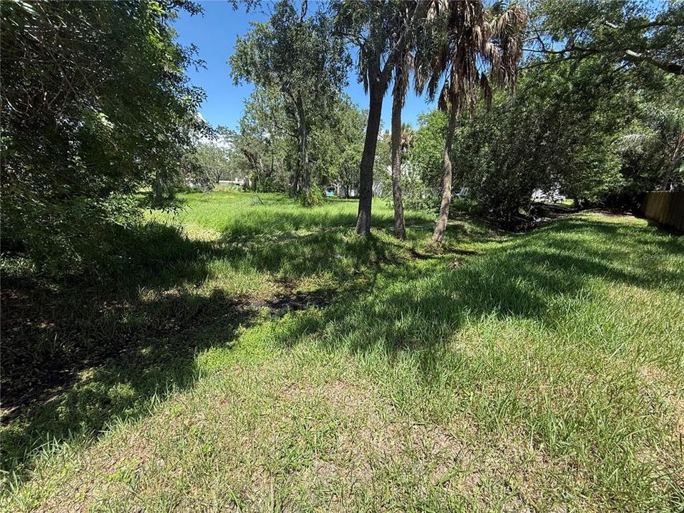 На продажу: $774,900 (1.11 acres)