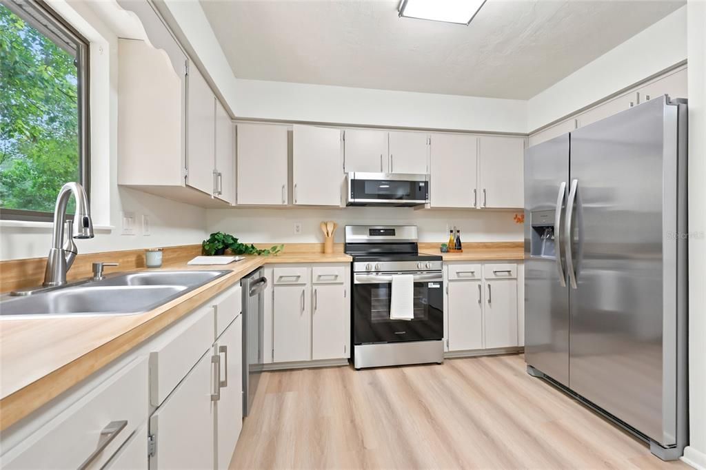 For Sale: $217,900 (2 beds, 2 baths, 1248 Square Feet)