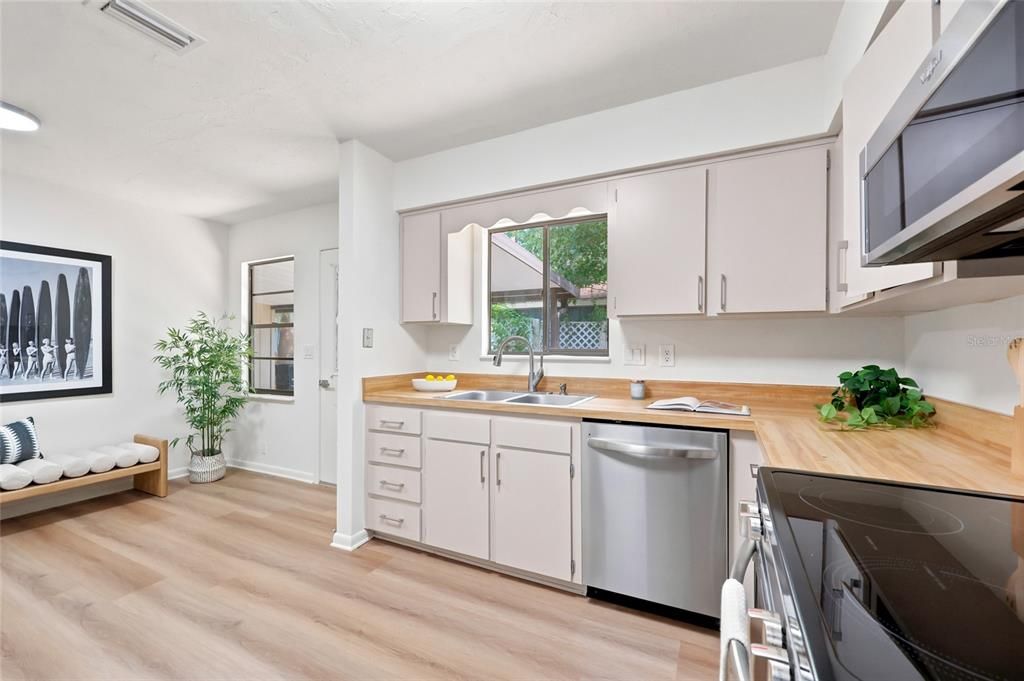 For Sale: $217,900 (2 beds, 2 baths, 1248 Square Feet)