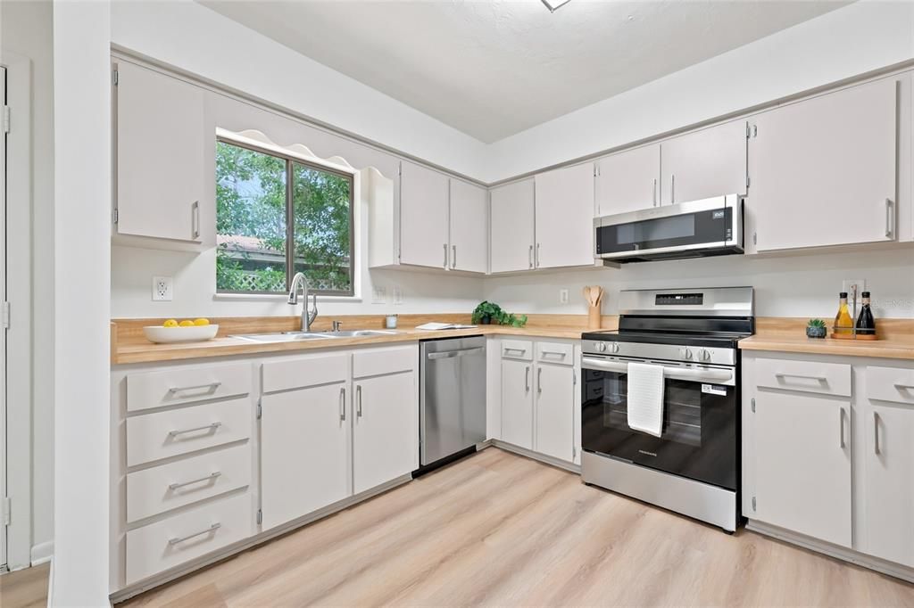For Sale: $217,900 (2 beds, 2 baths, 1248 Square Feet)