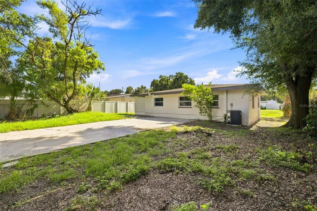 For Sale: $324,900 (4 beds, 2 baths, 1091 Square Feet)