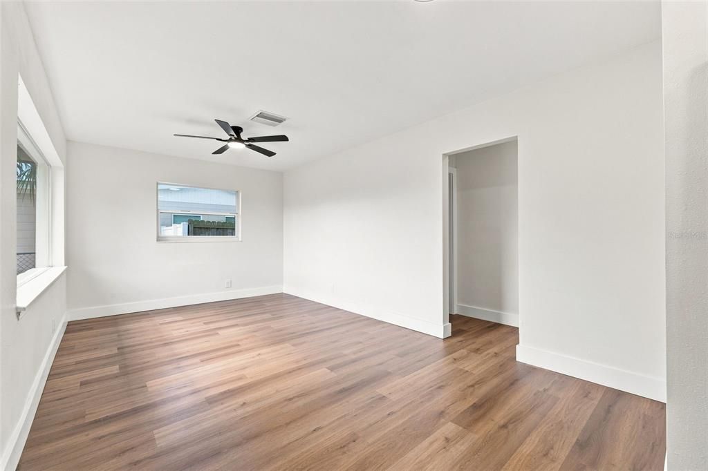 For Sale: $324,900 (4 beds, 2 baths, 1091 Square Feet)